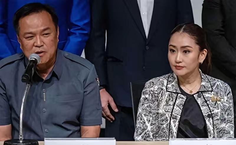 国会解散，对佩通坦来说确是天赐良机！此前她因“通话门”被解职，但仍是文化部长，政