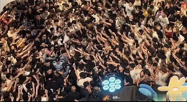 章若楠还是挺有流量🌸体质的，线下很多人啊，而且难哄还没播呢 ​​​