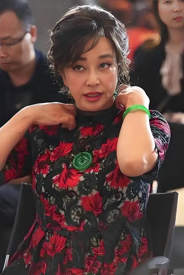 73岁的刘晓庆被爆婚内劈腿，与摄影师的大尺度聊天记录和语音引发网友热议。虽然目前