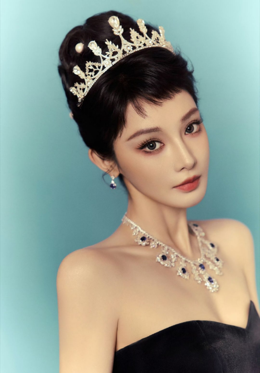 彭小苒你好像一只高贵的孔雀🦚苒苒黑裙配珠宝的赫本造型太戳人了，简直女王范儿！