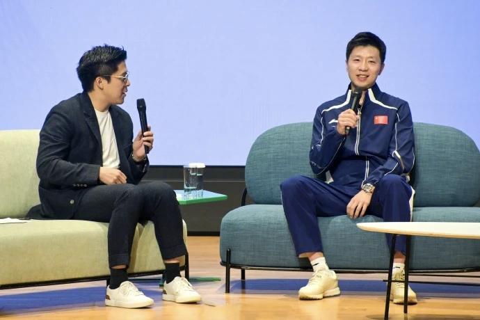 一直觉得霍启刚稳重又贴心
可他这次真有点不厚道
 马龙来香港理工大学参加研讨会，