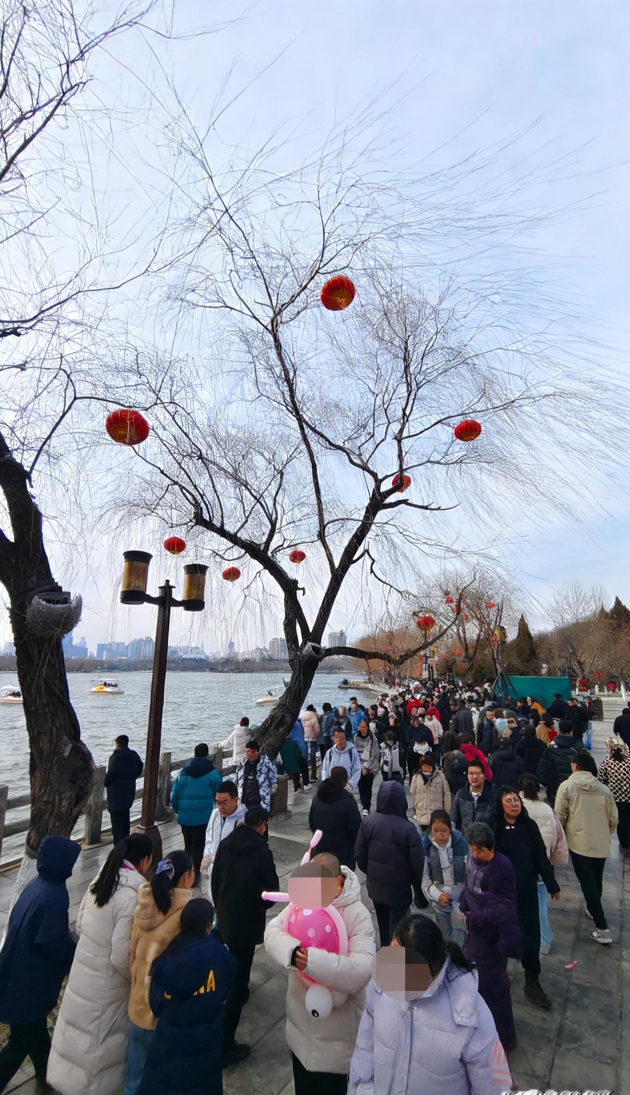 大明湖高跷队踩着锣鼓上天，

民警大军被老太太拽着不撒手，

那杯热水到底烫不烫