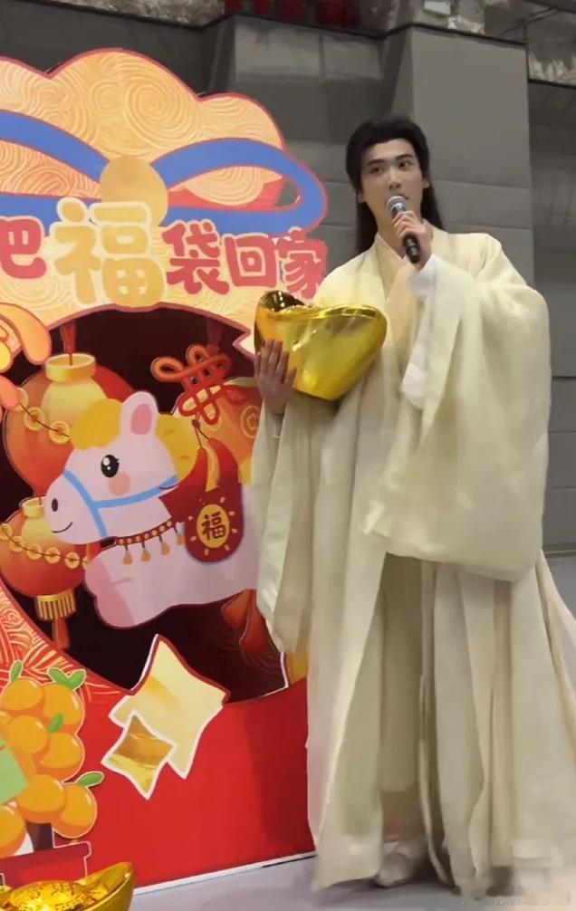 周柯宇和赵晴的《金吾不禁》杀青啦！说起来周柯宇为了这部剧，是真错过了自己的流量高