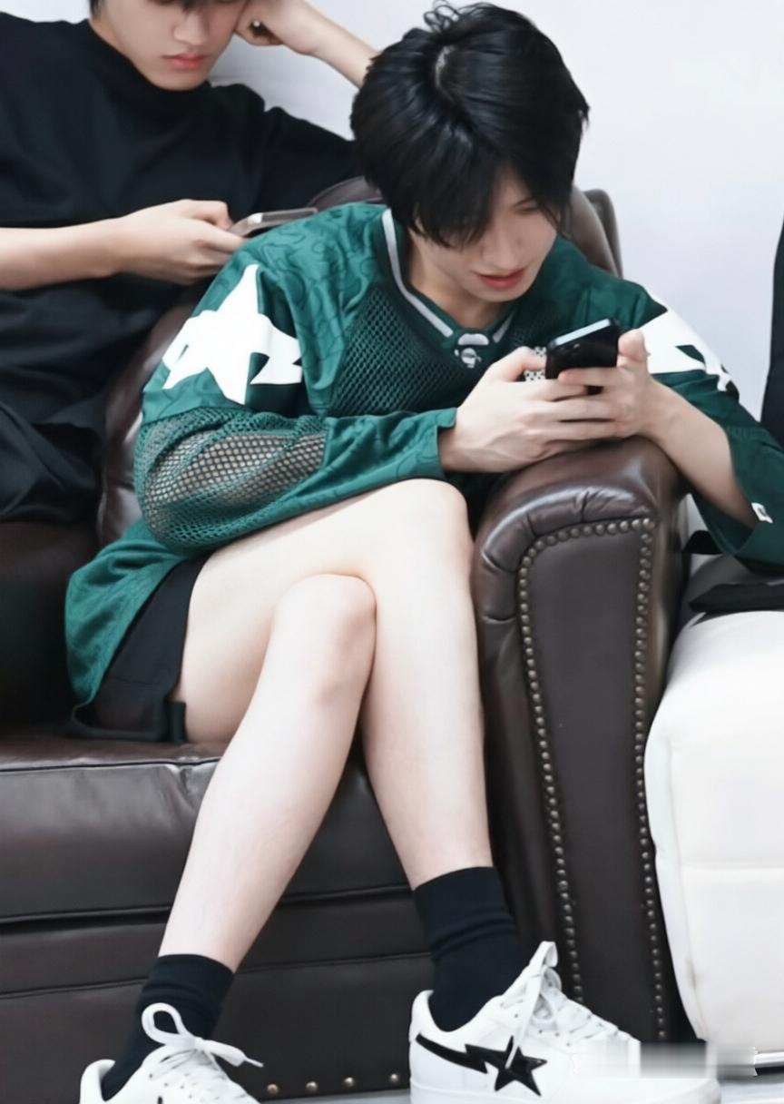贴纸之下是这样的风景吗 呵呵大腿肉你赢了 ​​​