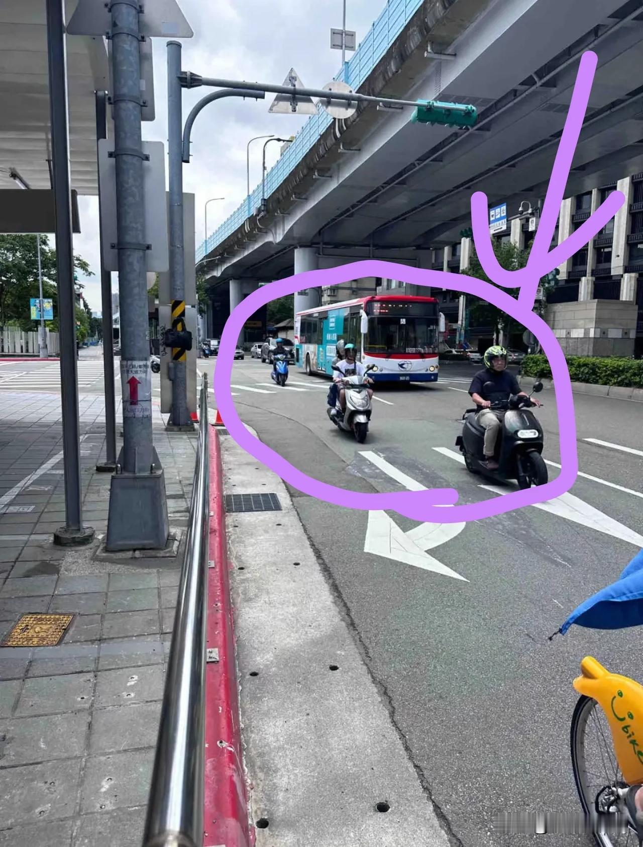 看了网友发的台湾省的街头照片，发现了一件有趣的事情！
台湾省的摩托车驾驶者都是老