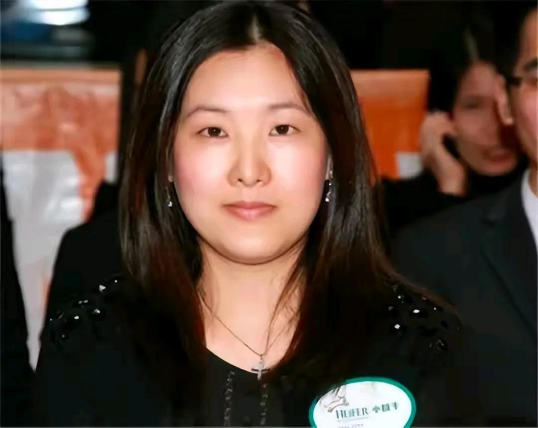 当年松霞恋刚公开的时候，梁锦松被认为是配不上当年有国宝之称的伏明霞的。香港漫画家