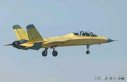 高教 - 10双垂尾版本正式登场，其垂尾与J - 35极为相似，前起落架也从原来