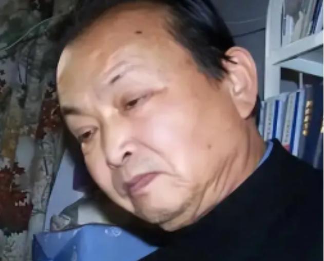 2004年12月，金三角贩毒集团的一名卧底警察在经过海关时突然被拦下。那人低声说