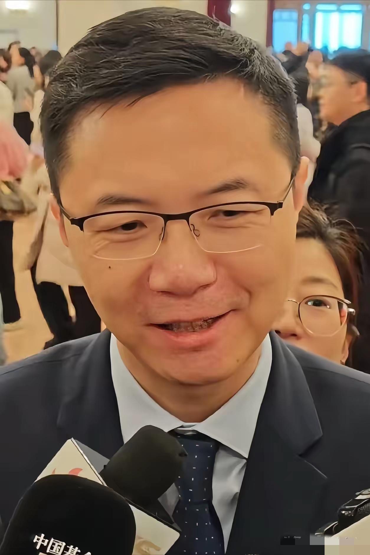 直到看了两会，
我才知道，
原来香港根本没有调休这一说。
 
人大代表田轩建议少