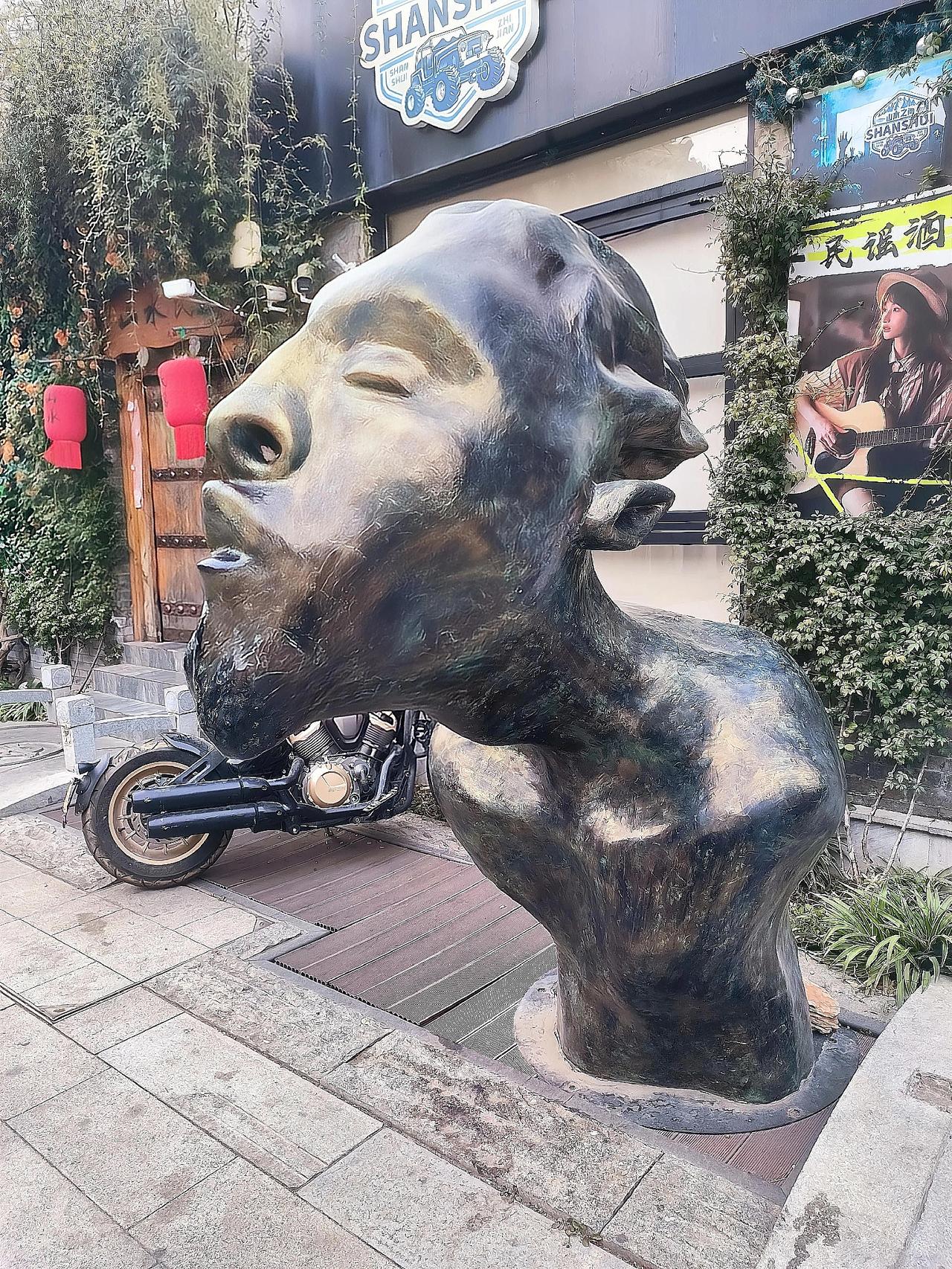 不要以为读的书多，就能写出好的文章，错了。能不能写出好的文章，在于一个人的大脑，