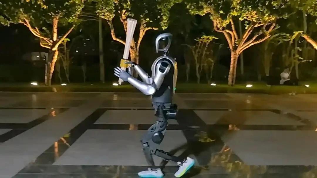 11月2日上午9点，第十五届全国运动会火炬传递启动仪式在深圳市莲花山公园举行。深