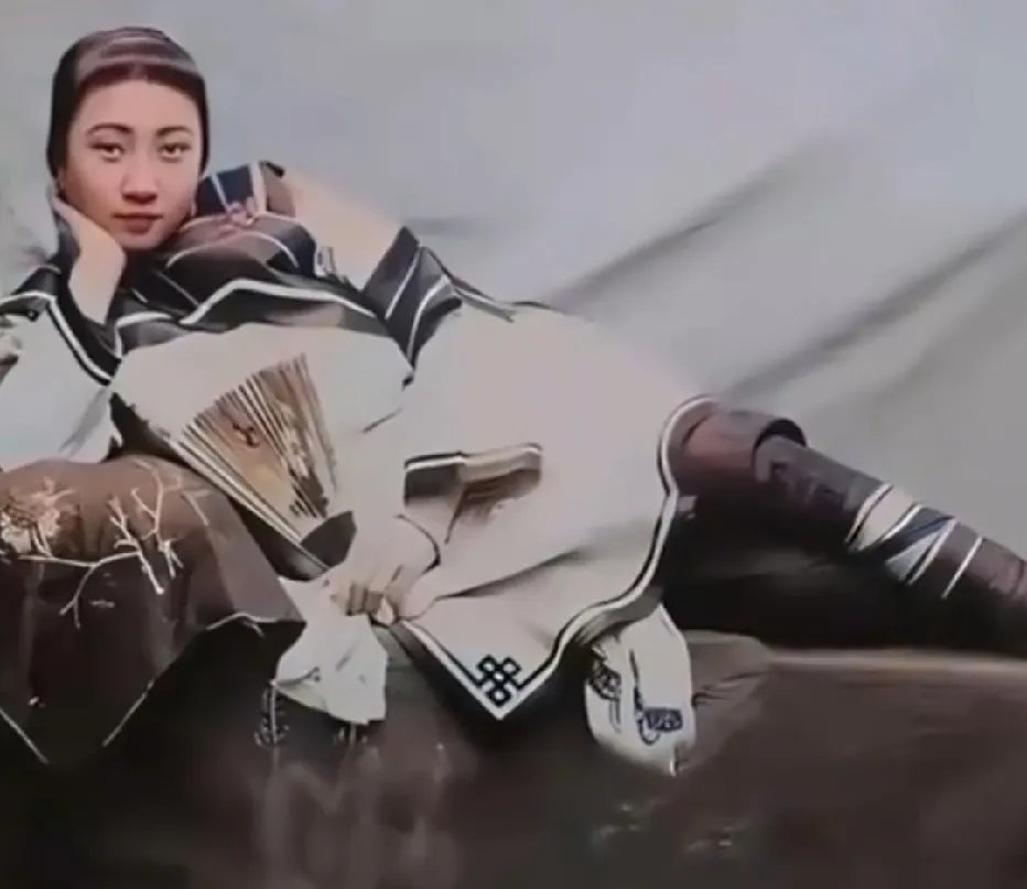 晚清三大名妓之一赛金花躺在床榻上的真实留影，身姿轻盈容貌俊秀非凡。