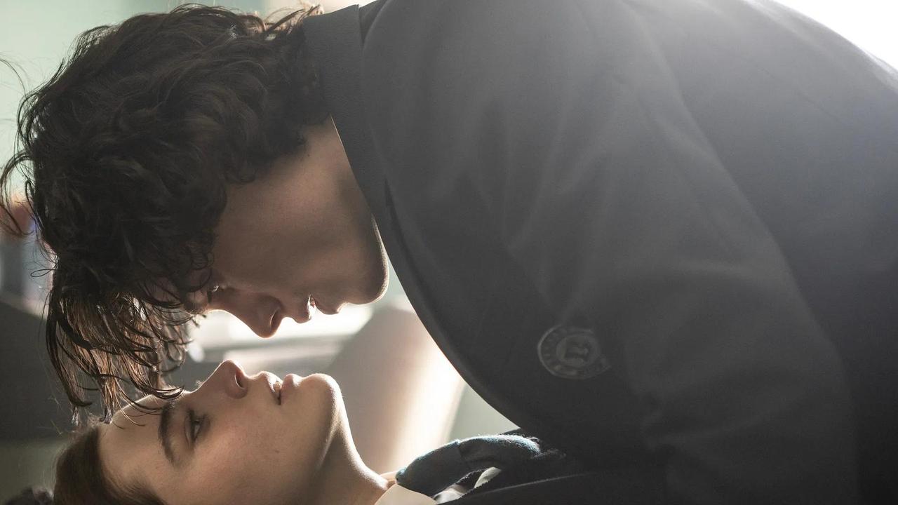 高颜值！伪骨科！青梅竹马性张力拉满！！
剧名：眼泪制造者
2024年意大利爱情电