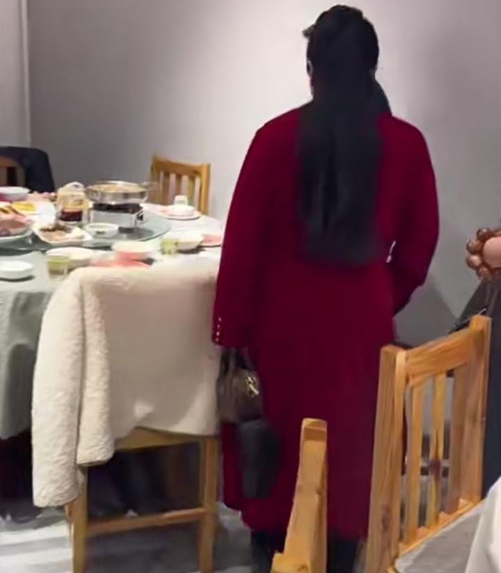 何庆魁二婚妻子红衣黑发似少女，饭馆聚餐场面让人瞠目。
你绝对想不到，这位编剧大师