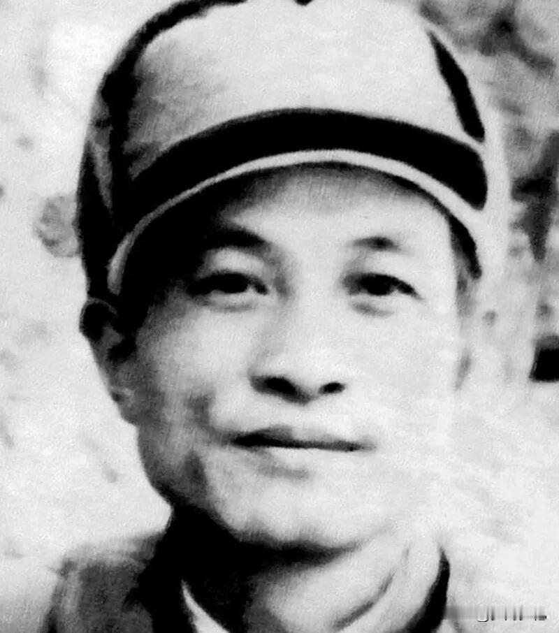 当时毛主席正为红军前途发愁时刻，一个俘虏便主动站出来献策，后来这位俘虏竟成了开国