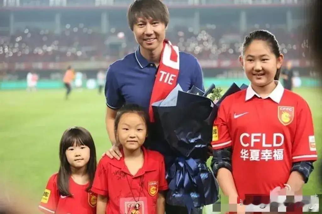 前国足李铁昔日和妻女合影照，李铁曾经是家喻户晓的国足主力球员，拥有亮眼的球员生涯