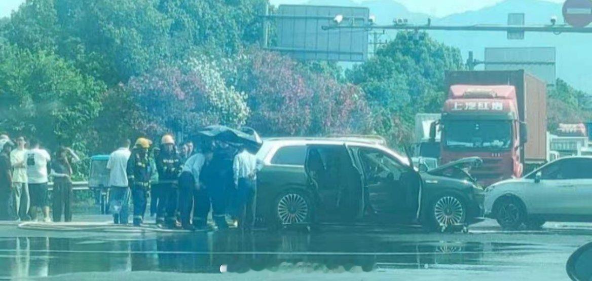 关于问界M9这个事故，官方公告很清楚了。我说几个黑子尬点：1.24款没有8962