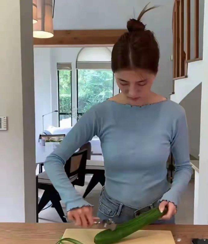 没想到吴千语还有这么人妻感的一面，真的对会做饭的女生抗拒不了 