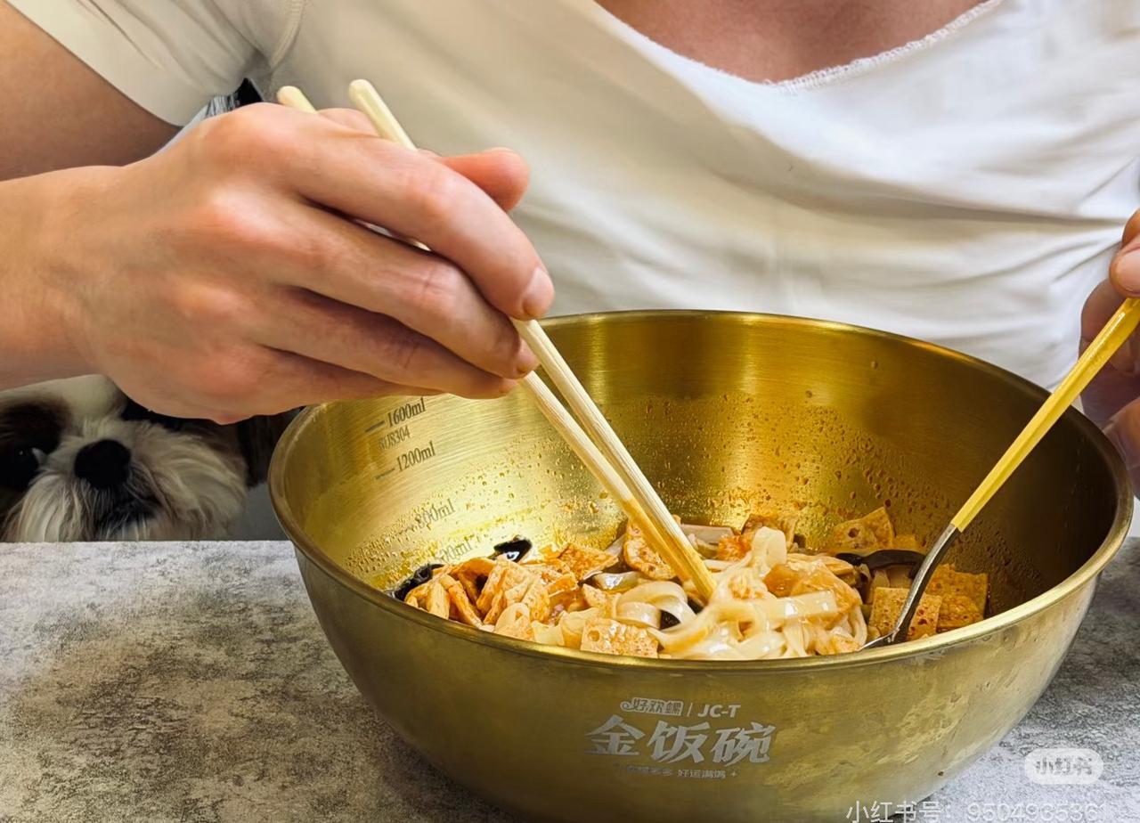 来欣赏一下谢家家主的宽广胸襟。檀健次谢却山 ​​​