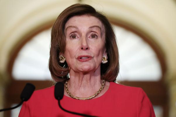 昨天，美国白宫发生枪击大案！特朗普的死对头，美国前众议长佩洛西今天发文，假惺惺地