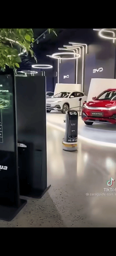 澳大利亚的比亚迪门店使用机器人派发饮用水虽然卖的都是老款车型但是科技感拉满