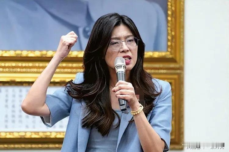 纵观台湾政坛这么多人物，唯独郑丽文路越走越宽、人气越来越高。
 
其实原因特别简