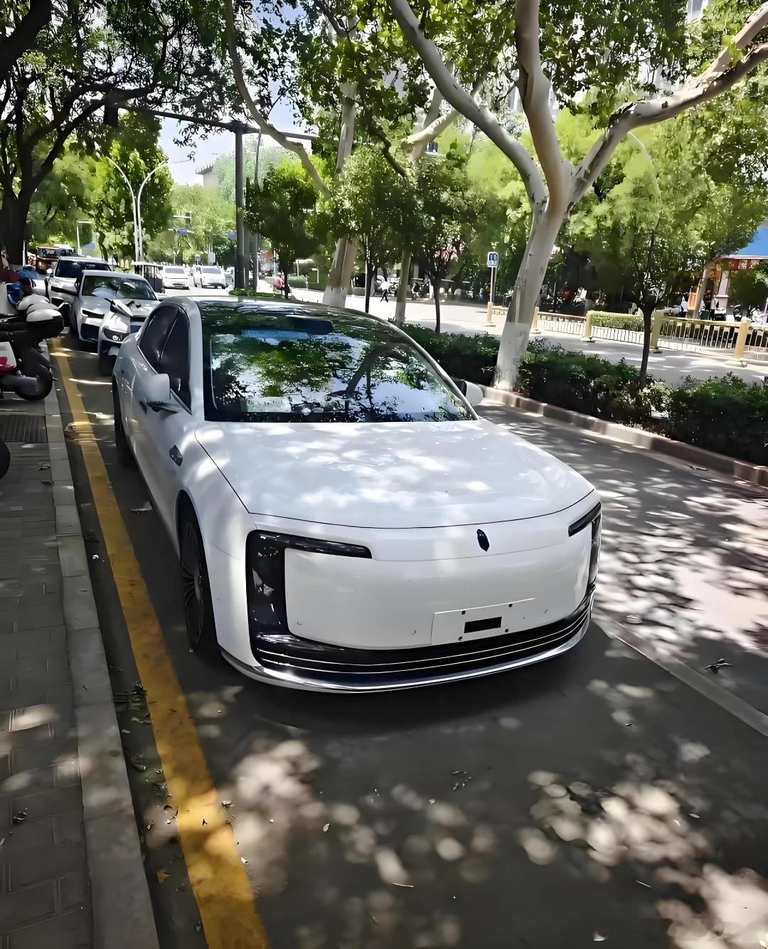 白色的尊界 S800 实拍，这个颜色大家觉得怎么样？[思考]新能源汽车尊界s80