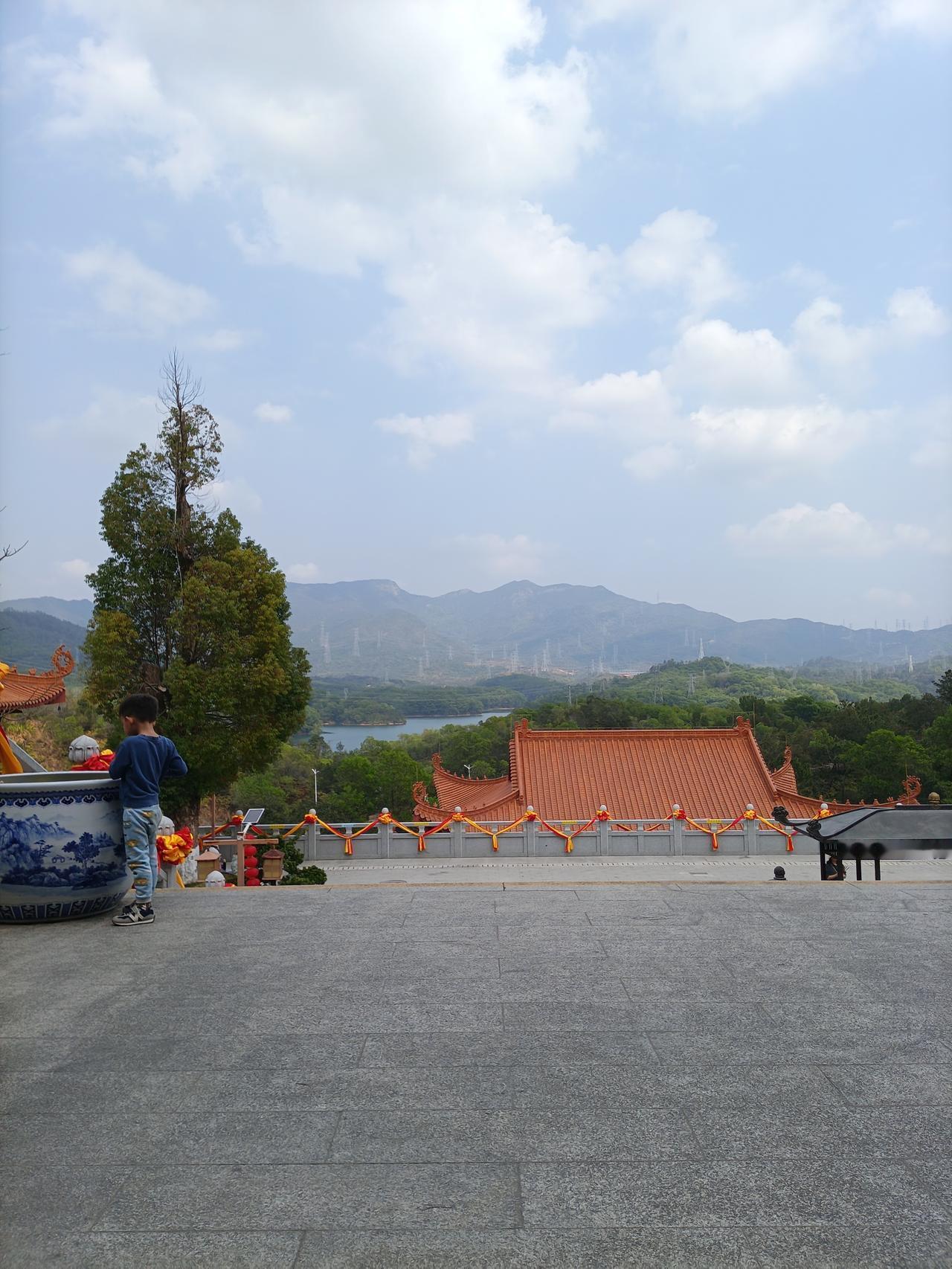我老家有一个老头，一个单身汉，无子无女，老头死了，他侄子当时也不宽裕，把老头草草
