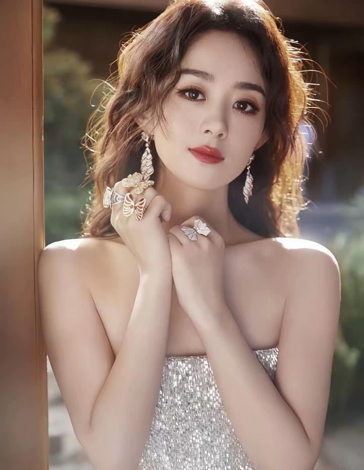 我有一种预感，赵丽颖大概是整个娱乐圈里，路人缘比较好的那个。

第一次看见她照片