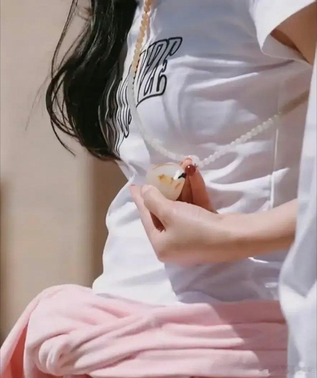 你可以怀疑杨子对黄圣依的爱意，但你不能否认他的“钞能力”…随随便便出手就是价值六