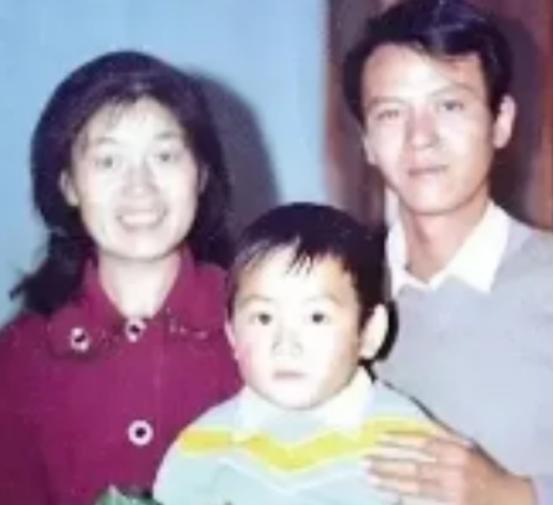 1979年，上海知青戴建国不顾反对娶了一农村女子，谁知娶回家当晚，妻子就大喊大叫