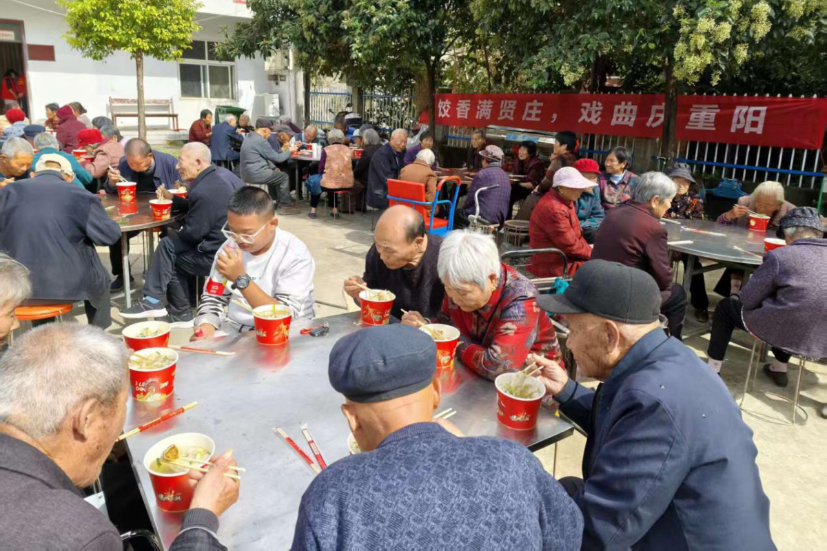 饺子上桌、大戏开唱，鄢陵贤庄村联合许昌职业技术学院开展重阳节敬老活动