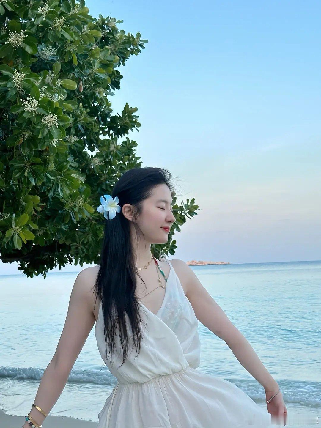 刘亦菲：今天做 0菲 嘻嘻～～#刘亦菲度假十八宫格# ​​​