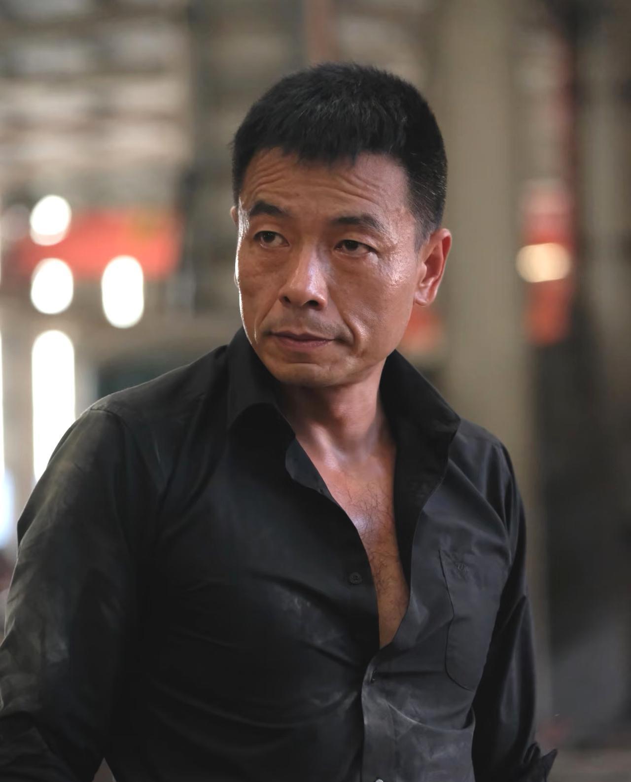 别再夸王挺是好警察了，他持枪证上的编号，才是真正的戏眼。
公安部官微曾逐帧分析他