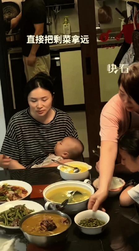 这位婆婆火到新华社了。重庆，一家人准备吃晚饭，儿媳故意把剩菜摆在自己面前，想看看