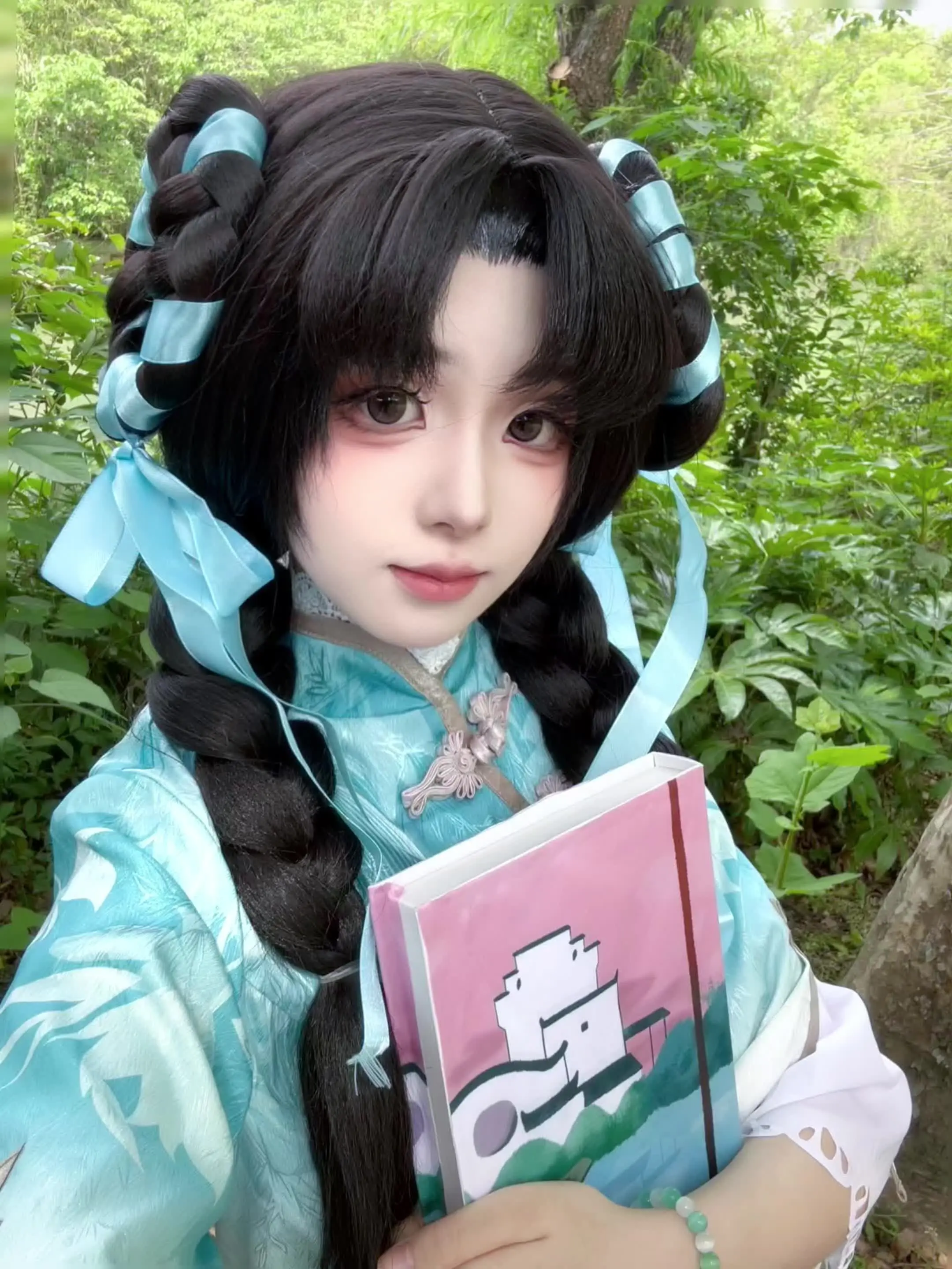 春水碧于天，画船听雨眠。