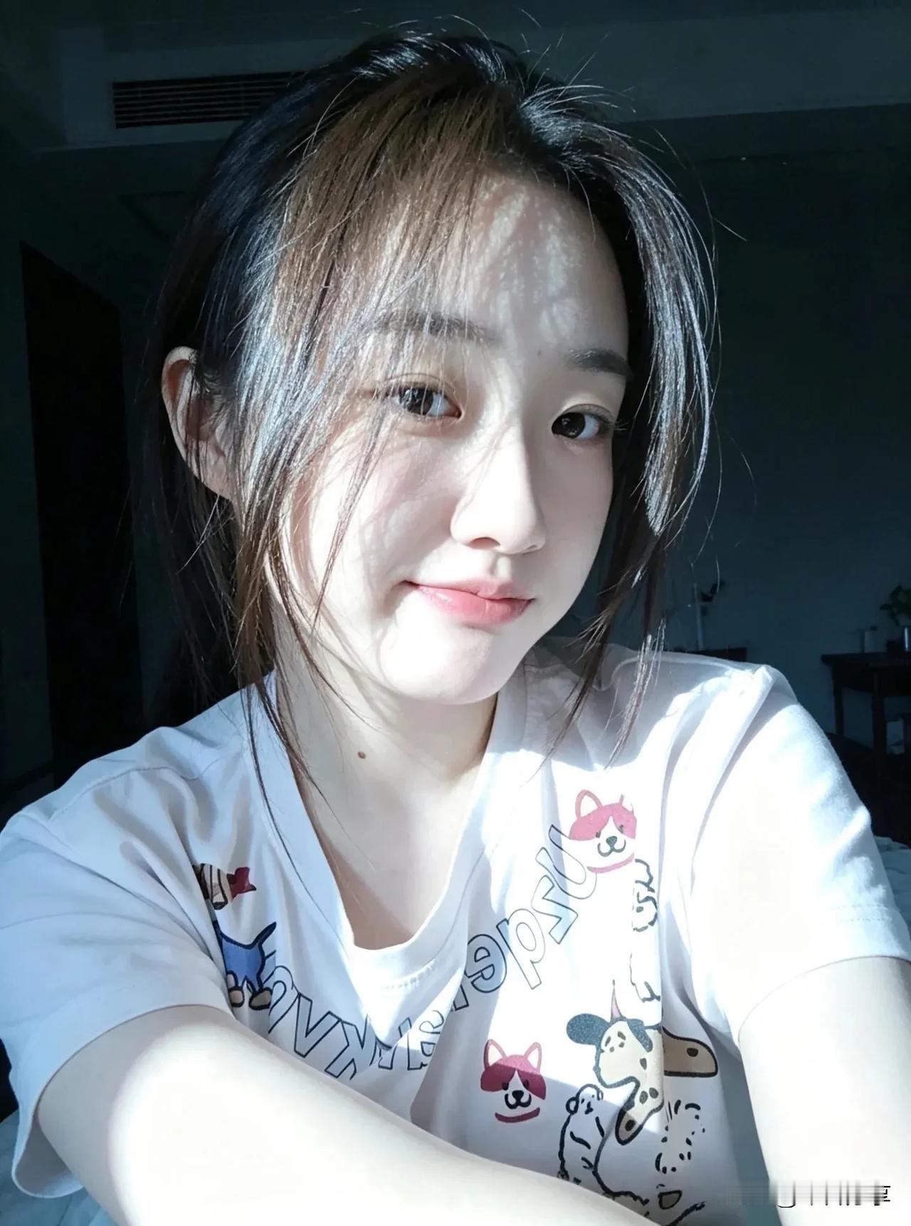 可爱的卡通T恤，记录下这一刻的慵懒与自在。今日分享