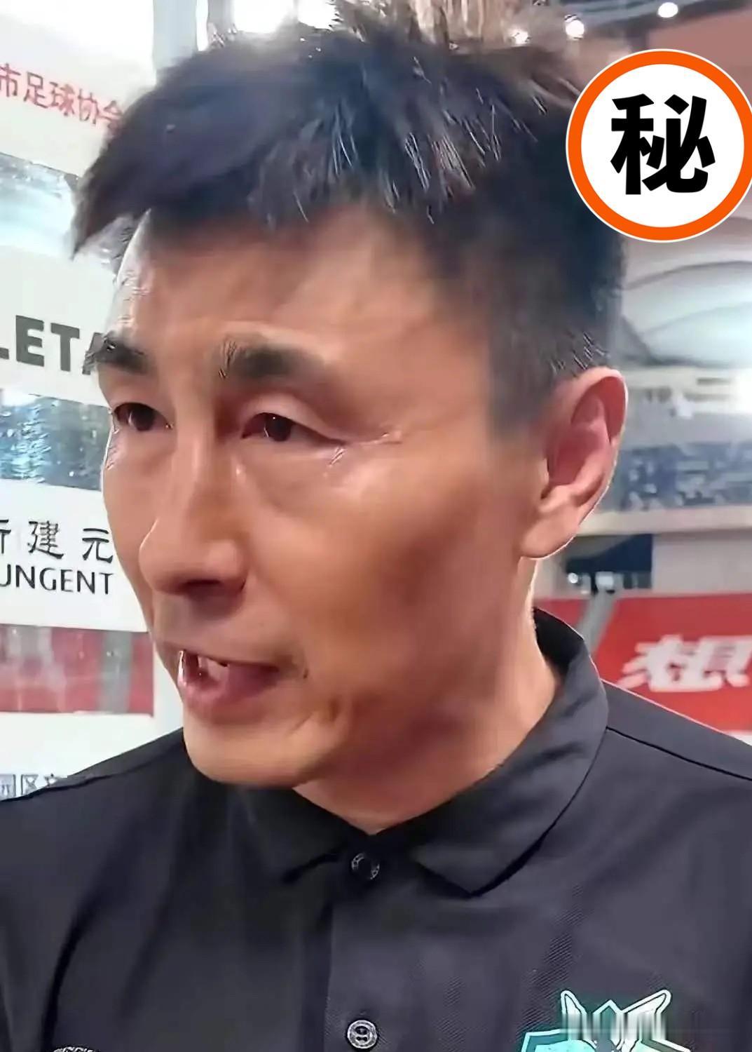 前国足队长李玮锋，突然隔空喊话，点名了董路的青训队。
他一句话，直接揭了个老底：