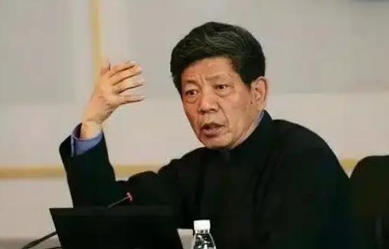 清华教授彭林曾在讲台上抛出一句扎心的话：我们能造摩天大楼，能一掷千金买下天价奢侈