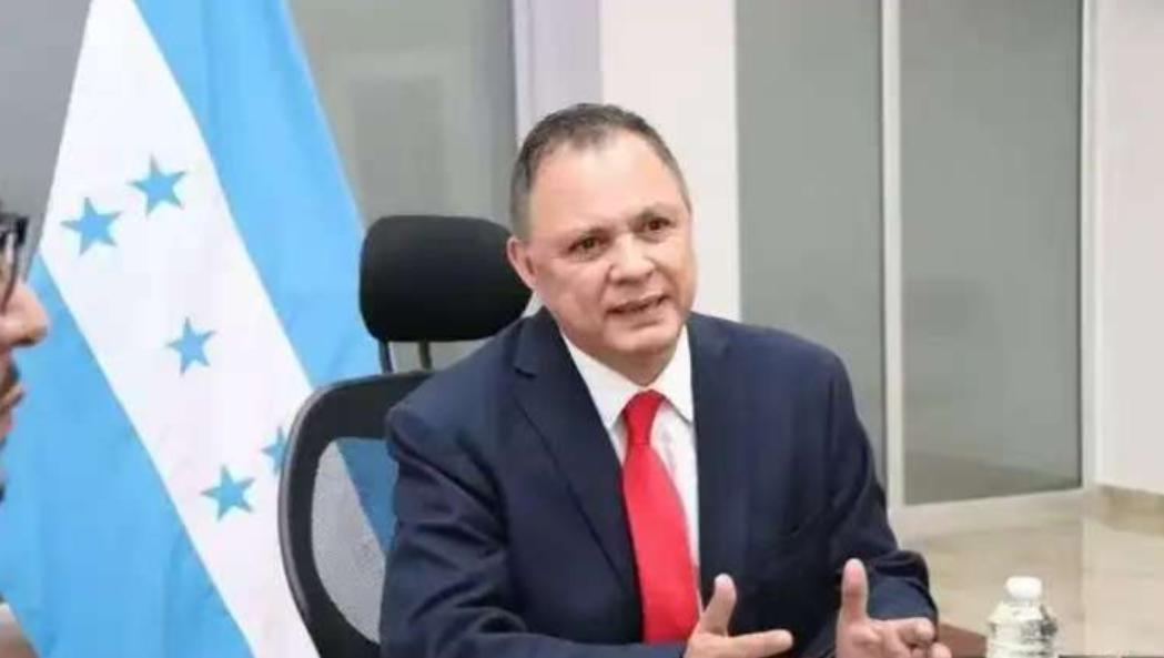 刚上任的新总统，站在集会讲台上，条件一条比一条硬，这场外交突转，是谈判技巧还是政