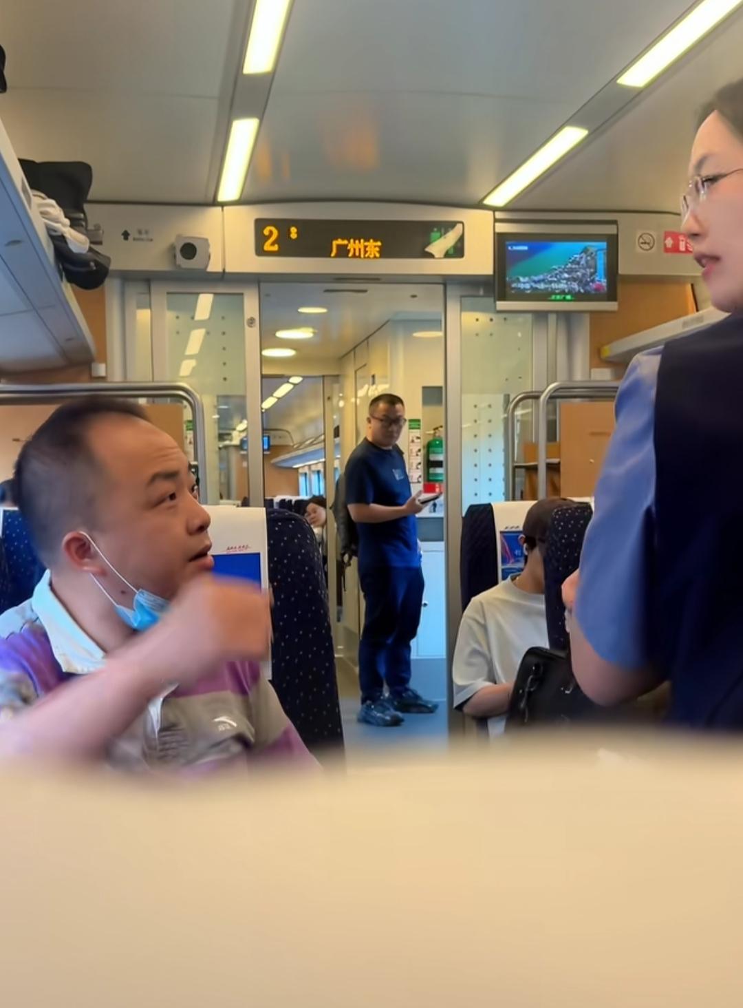 高铁静音车厢内，网友发视频称:这位大叔的小孩说实话并不吵，可这个女的硬说小孩很吵