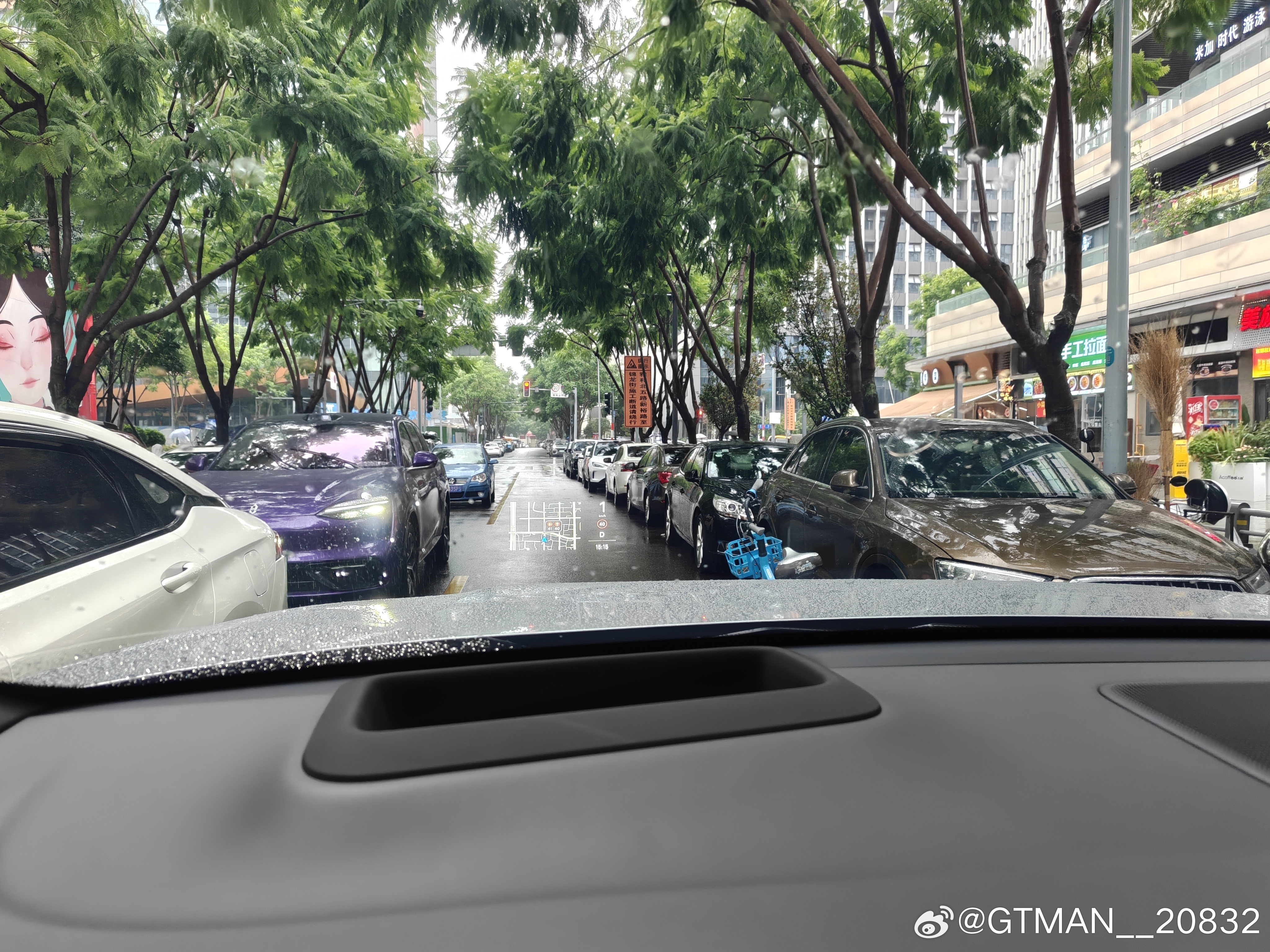路两边全是违停的车，另外一边有停在中间打着双闪，堵了后面一路的面包车，我的前面有