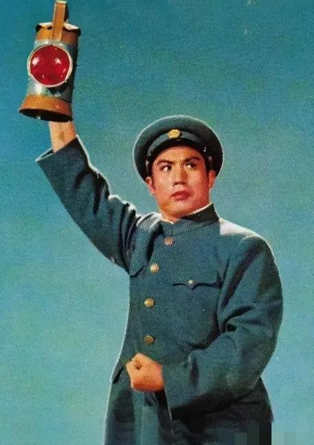 1977年，曾因饰演《红灯记》李玉和红遍全国的钱浩梁，被撤销党内外一切职务、停止