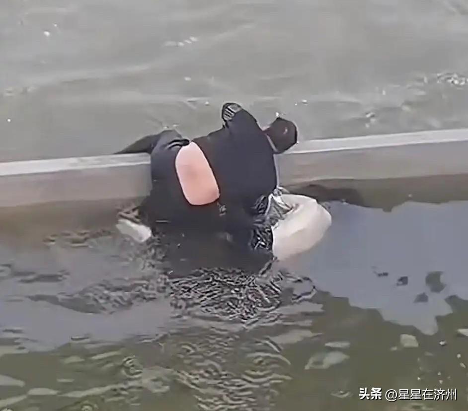 冒生命危险跳进闸口救人的大哥，
身份背景被网友挖出来了，
第一个身份是……
他们