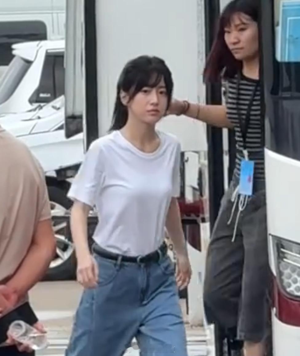 包上恩新剧炽夏开机，粉丝在对妆造进行维⭕ ​​​