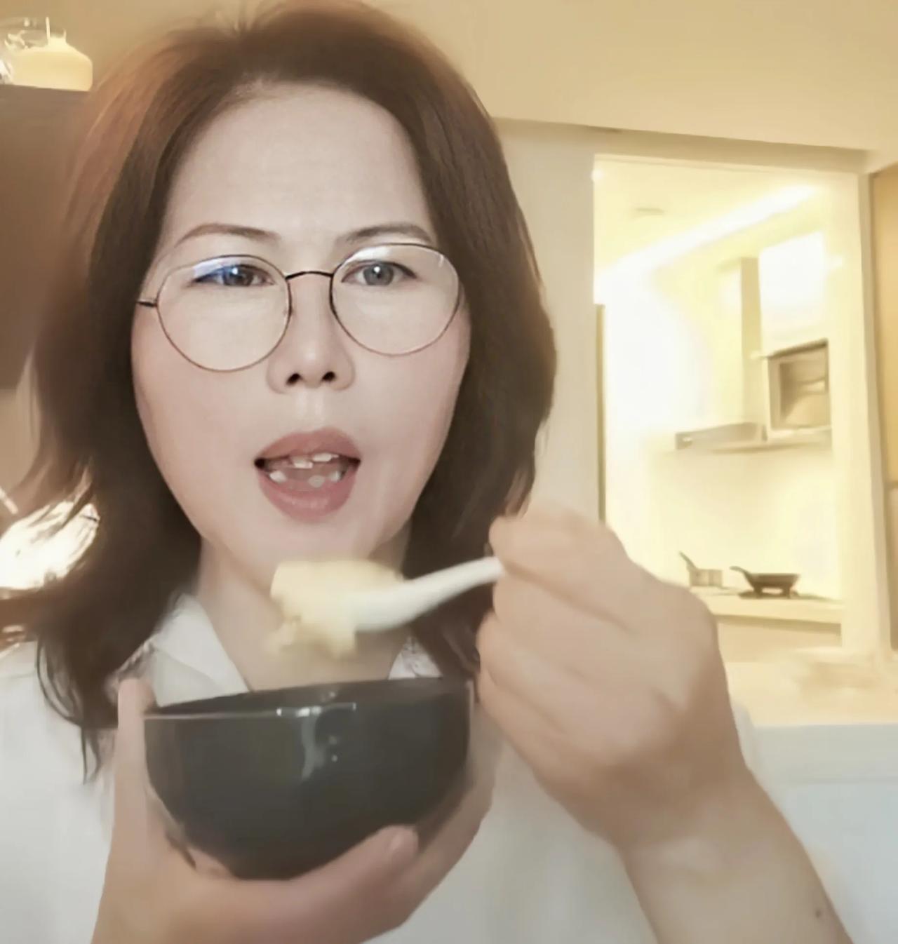 小杨阿姨辞职，张兰大姐就不好过了，箖箖玥儿衣食住行是她的软肋

小杨阿姨最近在直