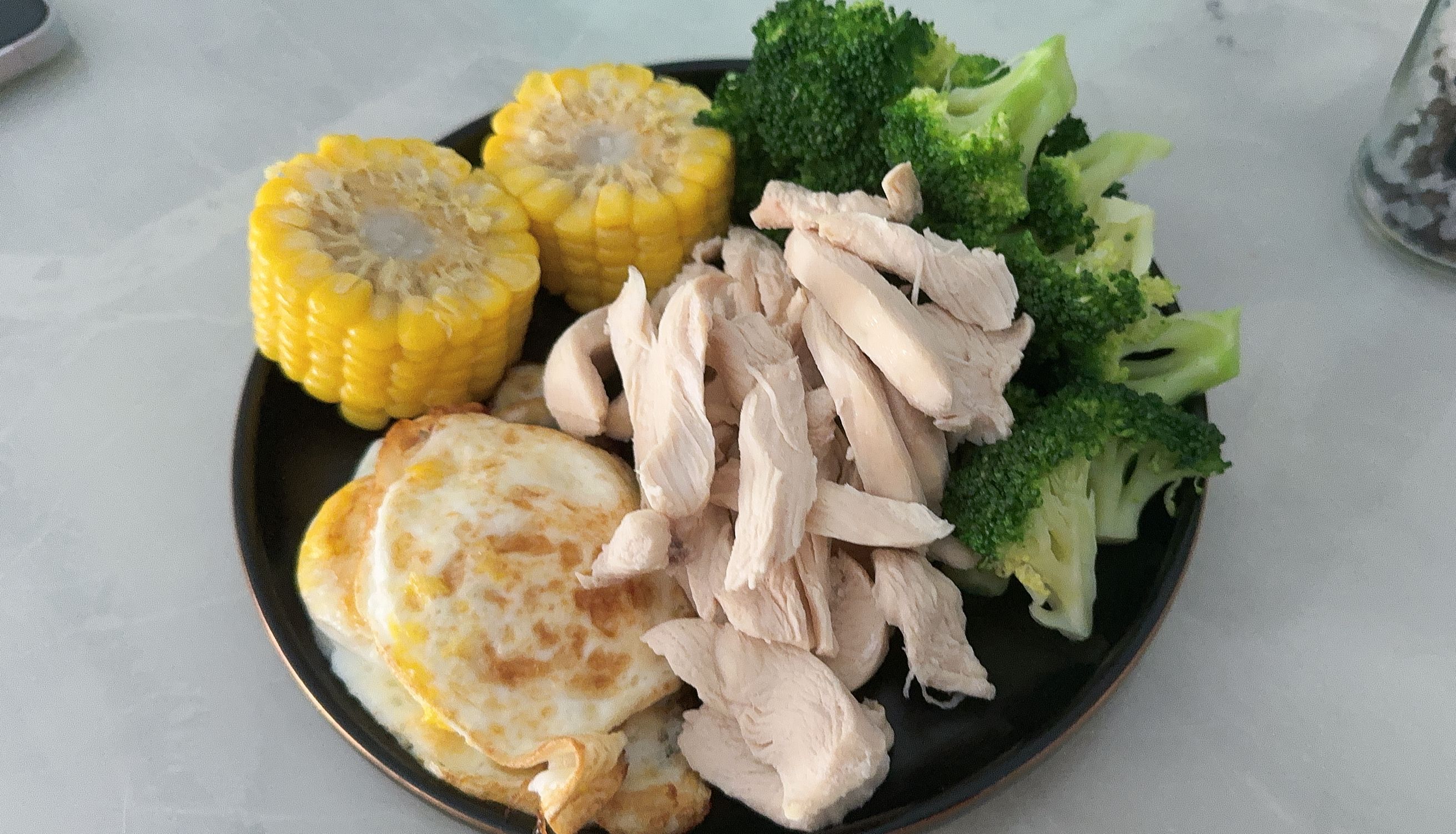 猫饭day3 今天的鸡脯肉很柴吧……流心蛋也没有煎好要哭了🍳 