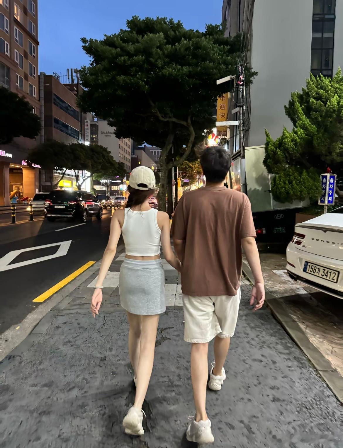 牵着你的手从春夏走到秋冬 ​​​