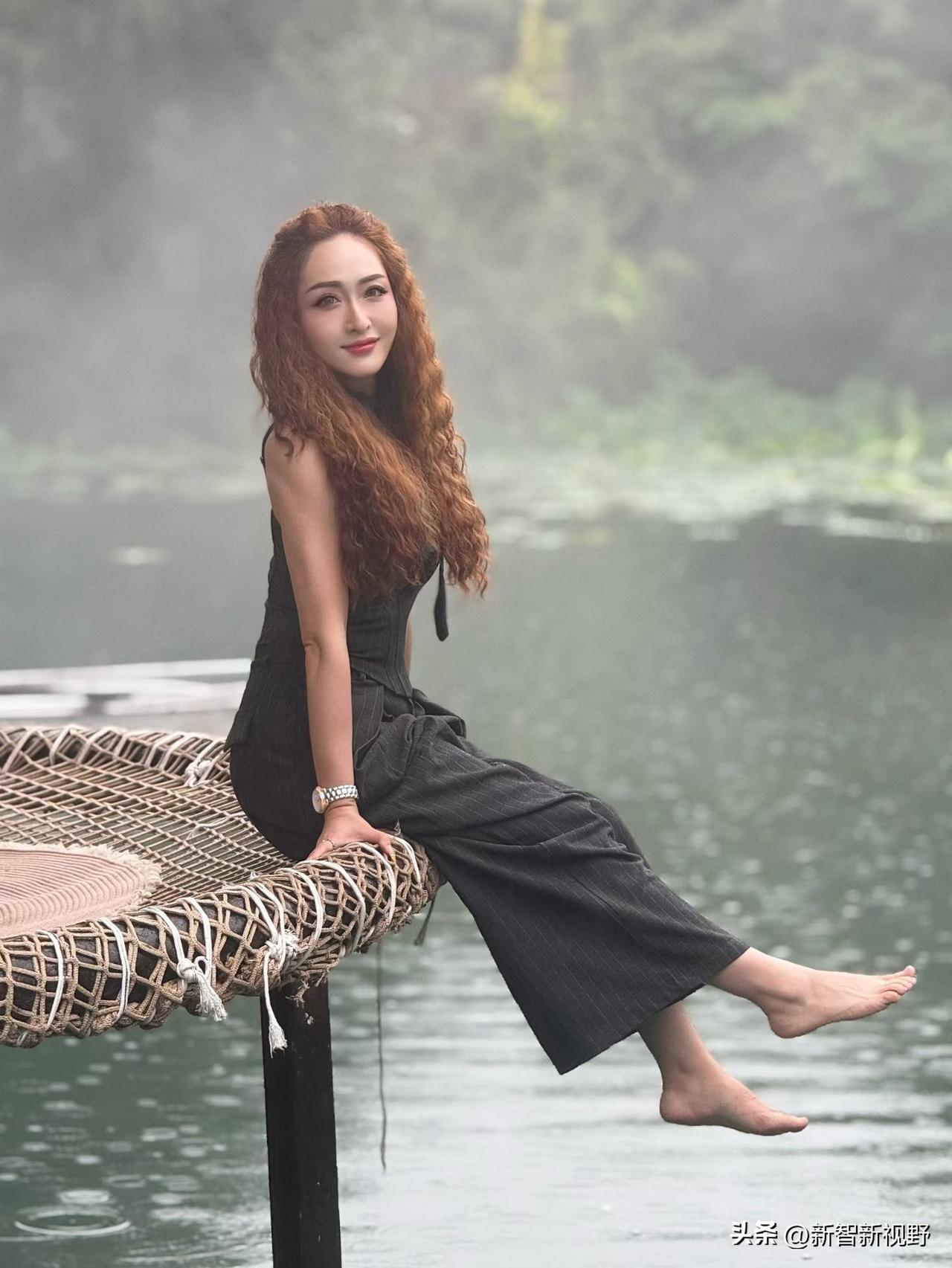 在湖边享受宁静时光，赤脚感受自然的温柔拥抱湖畔清凉照 赤脚拍照 赤脚踩过的春天 