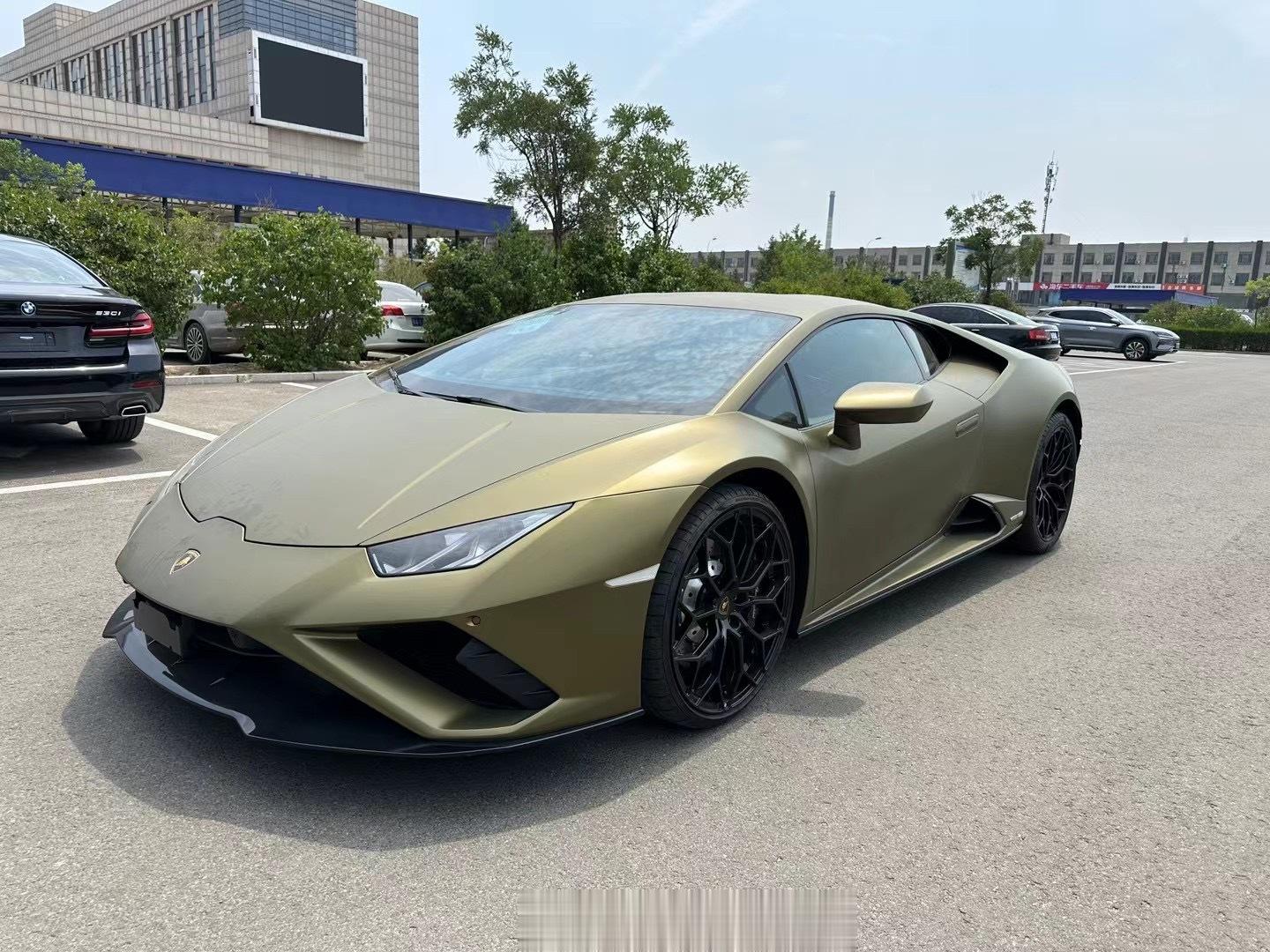 早~兰博基尼 Huracan Evo RWD 铜色/黑红今年7月上牌，300公里